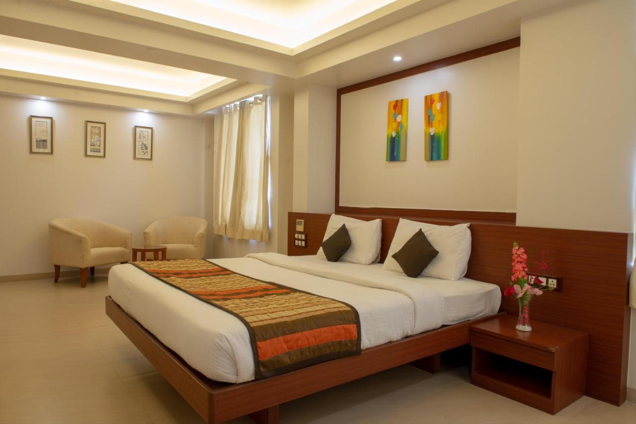 Monarch Montvert Pune Esterno foto